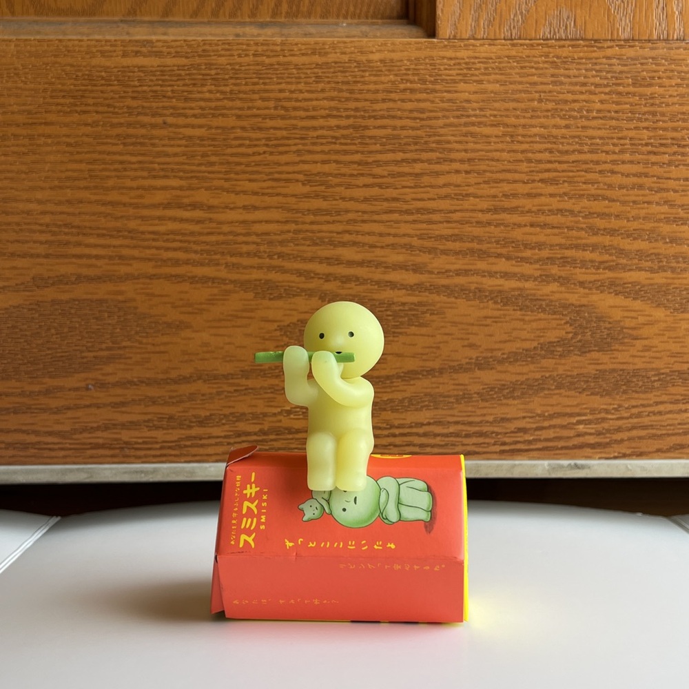 Playing - Smiski Living Series - Picture 1 of 4